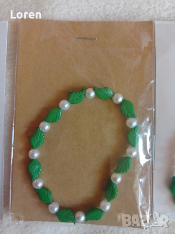 Ново!Гривнчки със зелени листенца и бели перли , снимка 3 - Гривни - 48787512