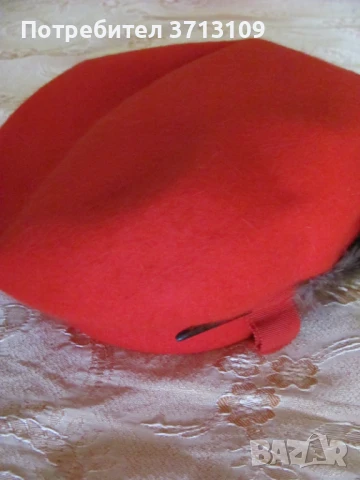 Красива червена дамска шапка барета -филц и пера, снимка 5 - Шапки - 51421313