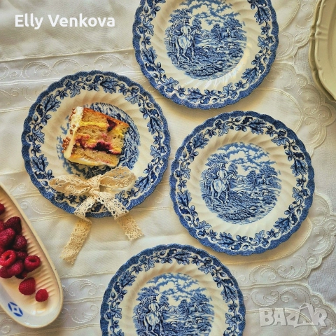 Английски порцеланови чинии и палто със син декор , снимка 2 - Чинии - 52888205
