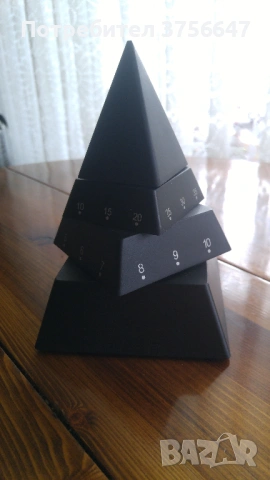 Часовник - пирамида