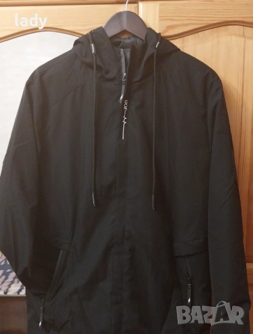 Мъжко яке с качулка и висока яка. Ветроустойчиво, свободна кройка.  .