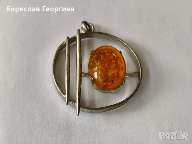 Медальон с кехлибар