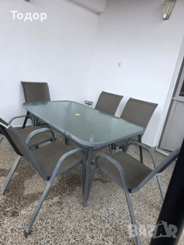 Маса със столове