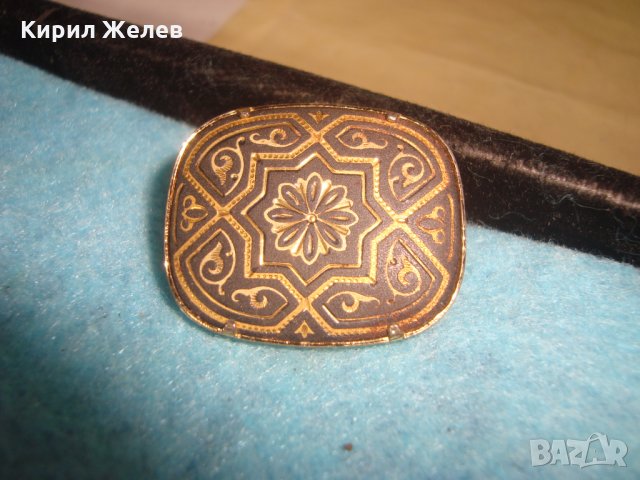 СТАРА ПОЗЛАТЕНА АРТ ДЕКО БРОШКА с РЪЧНО ГРАВИРАН ЧЕРЕН АХАТ с ФЛОРАЛНА ПОЗЛАТА 18629