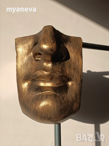 Авторска скулптура на митологичен образ с бронзов ефект който придава античен и стилен вид