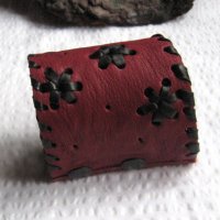 Широка гривна ръчно правена от естествена кожа в червено, снимка 6 - Гривни - 30979259
