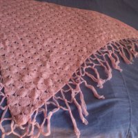 Плетен на една кука розов триъгълен шал, снимка 2 - Шалове - 34544456
