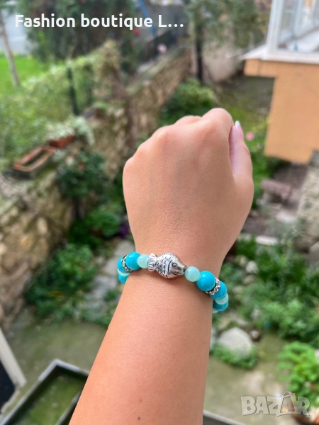 Дамска гривна със сини топчета , сребърна риба и блестящи камъчета на ластик е 🩵💙, снимка 1