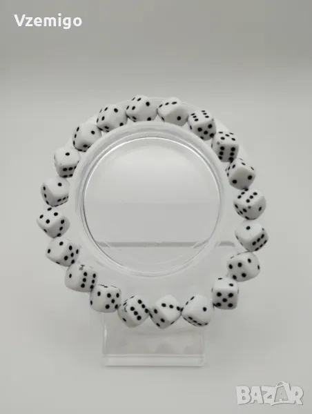 Гривна с бели зарчета, снимка 1