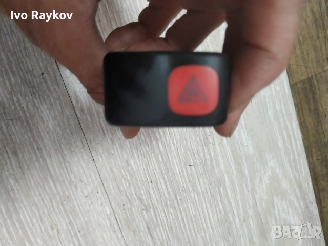 Бутон аварийни светлини за Volkswagen Polo Hatchback II , 6N1 953 235, снимка 2 - Части - 51477694
