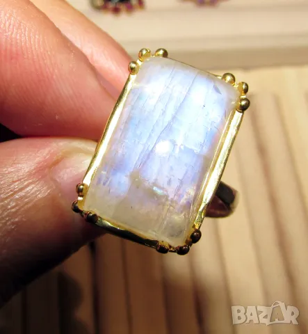 925 сребърен пръстен с прозрачен лунен камък 20 карата, камък 20x12мм, общо тегло 8.3гр.