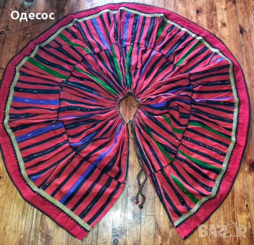 Автентични вълненик и престилка от Северна  България , снимка 2 - Антикварни и старинни предмети - 46242024