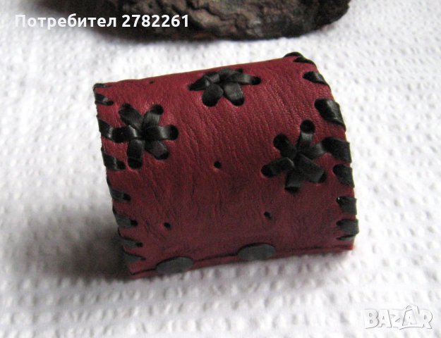Широка гривна ръчно правена от естествена кожа в червено, снимка 6 - Гривни - 30979259
