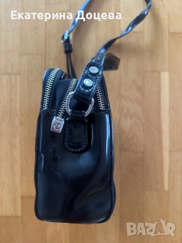 Черна чанта камбинация лак и текстил, снимка 2 - Чанти - 52397096