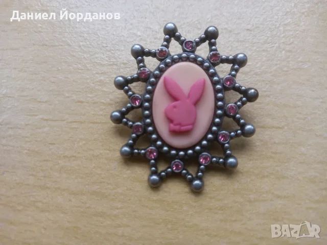Брошка със зайчето на Плейбой (Playboy), снимка 2 - Други - 55835763