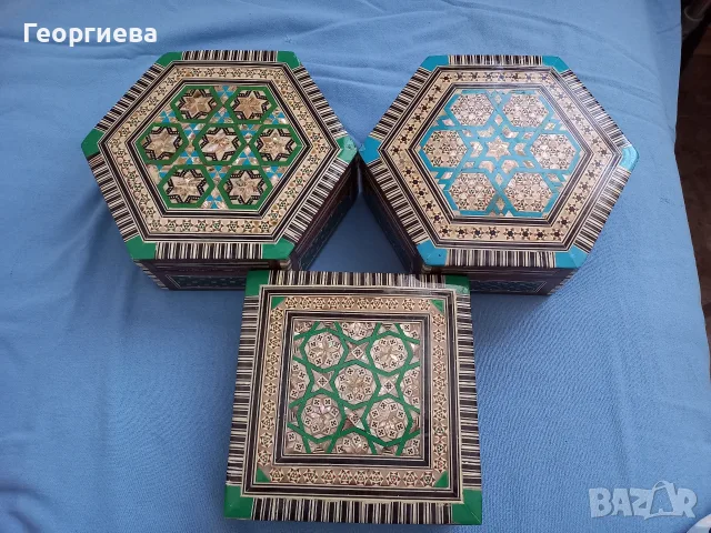 Три броя дървени кутии