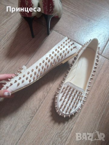 Бели мокасини със златисти шипове., снимка 2 - Дамски елегантни обувки - 37269761