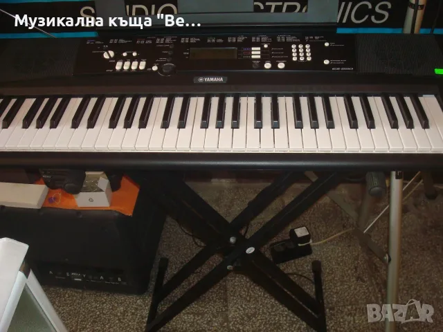 Синтезатор Yamaha EZ-220 със стойка