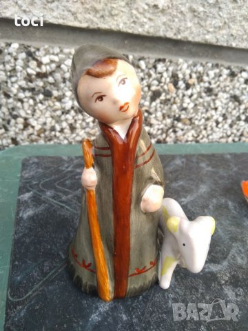 Старинна порцеланова фигурка с дефект счупен единия крак на агнето, снимка 3 - Антикварни и старинни предмети - 37855121