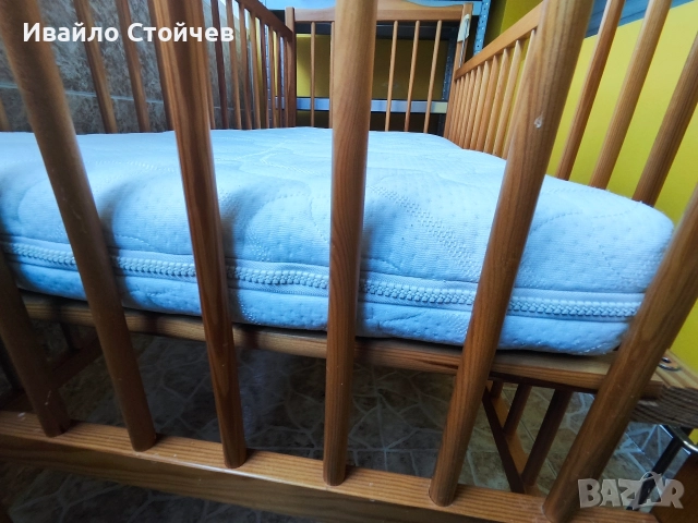 Бебешко дървено легло с колелца, снимка 4 - Спални и легла - 52874709