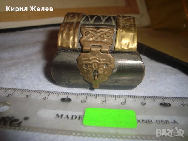 СТАРИННА ТИБЕТСКА КУТИЙКА за БИЖУТА от РОГ с МЕСИНГОВ ОБКОВ и ПЛЮШ ВЪТРЕ МАЙСТОРСКА ИЗРАБОТКА 32232, снимка 8 - Антикварни и старинни предмети - 38258852