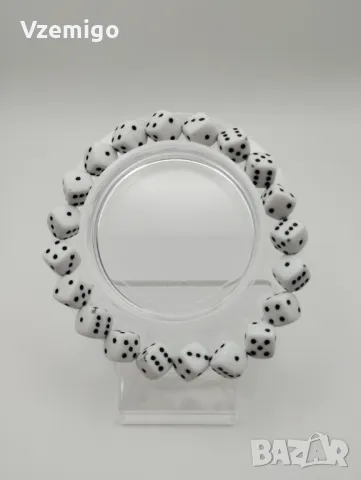 Гривна с бели зарчета, снимка 1