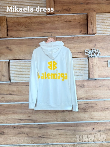 Страхотно худи от Balenciaga с изтъркан вид. Бял цвят, подходящ за всекидневието. Съчетава се перфек, снимка 7 - Суичъри - 53882277