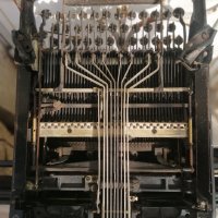 Пишеща машина Olivetti , снимка 2 - Антикварни и старинни предмети - 32141475