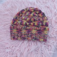 Зимна дамска цветна шапка - 8,00лв., снимка 3 - Шапки - 34971078