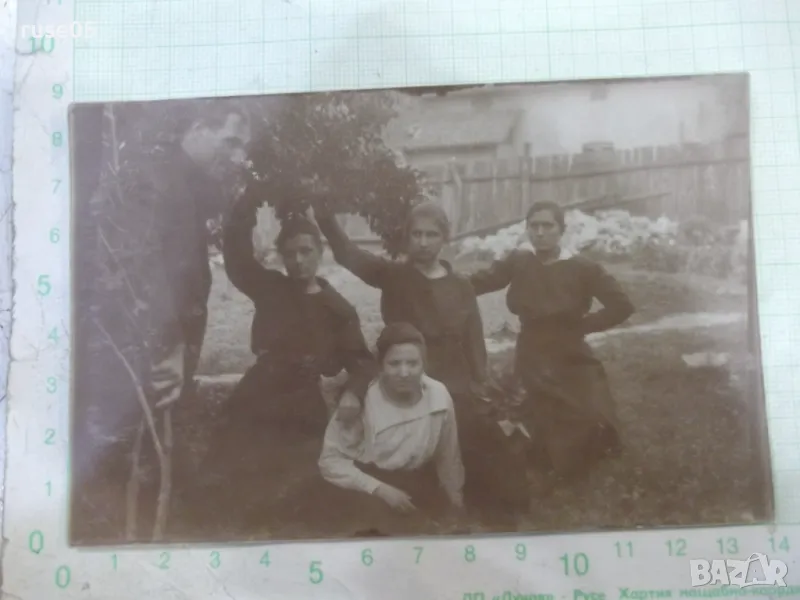 Снимка стара на четири жени и един мъж пред ограда, снимка 1