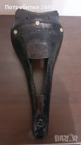 Продавам седалка-ръчна изработка със чантичка,2те от биволска кожа,с канал за простатата жлеза., снимка 1