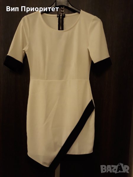 Бяла рокля , интересен модел,гарнирана с черни сегменти и черен дълъг цип на гърба,еластична материя, снимка 1