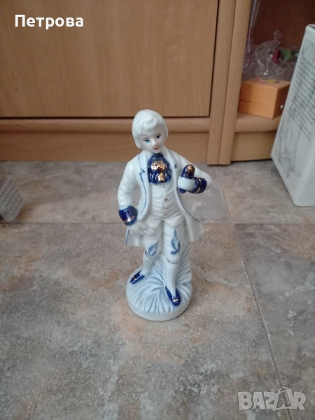 Порцеланова фигура на млад благородник, снимка 1
