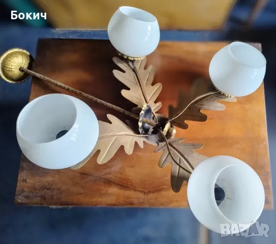 Полилей от ковано желязо с бели абажури, златист, запазен, без забележки, по договаряне, снимка 4 - Лампи за таван - 49146890