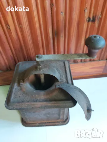 Стара кафемелачка, снимка 4 - Антикварни и старинни предмети - 48715752