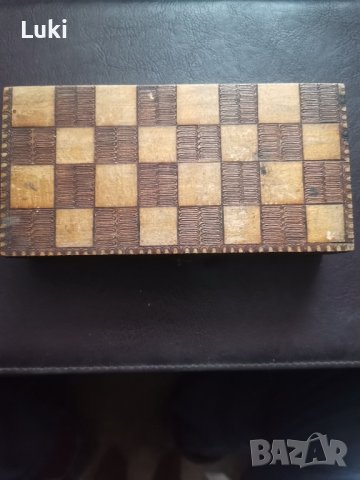 шах в дървена кутия и магнитни фигури за шах. 