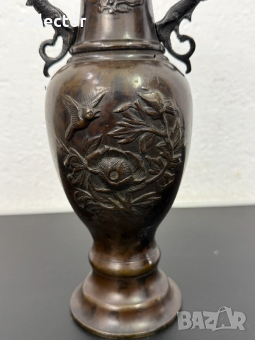 Китайска бронзова ваза с флорални мотиви от 19-ти или 20-ти век. №7790, снимка 2 - Антикварни и старинни предмети - 52927074