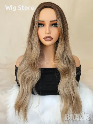 Светло кестенява перука без бретон на леки вълни