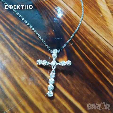 Сребърен, християнски кръст с малки Сваровски кристали, снимка 1 - Бижутерийни комплекти - 14763560