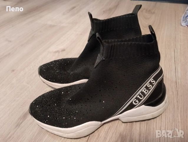 Сникърси Guess