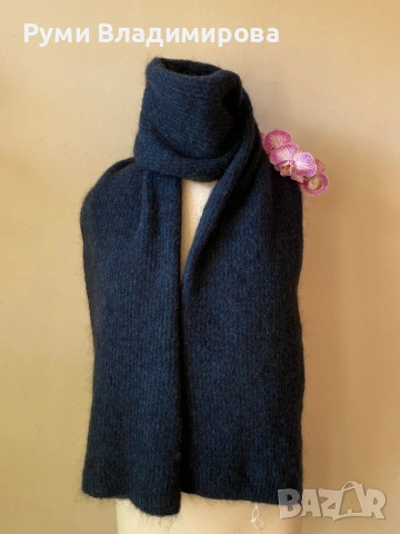 Тъмносин шал Cos с вълна и михер, снимка 3 - Шалове - 53881460