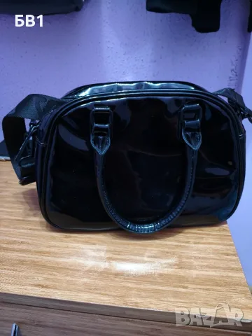 Дамска черна чанта Puma , снимка 2 - Чанти - 56350272