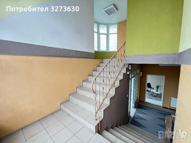 Продава се недвижим имот-  офис сграда, жилищна сграда ателие и гаражи  , снимка 10 - Къщи - 52691439