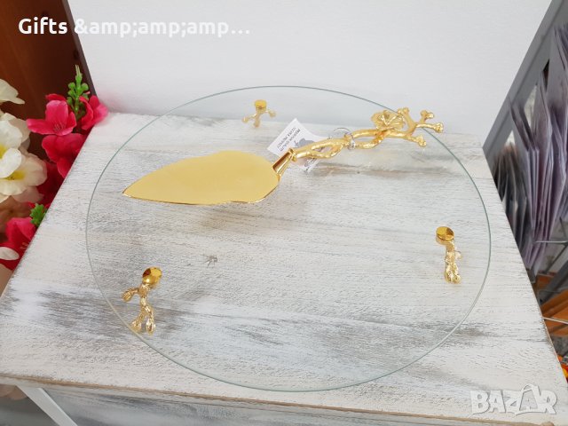 Стъклено плато за торта с метална шпатула в златно