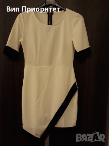 Бяла рокля , интересен модел,гарнирана с черни сегменти и черен дълъг цип на гърба,еластична материя, снимка 1 - Рокли - 37434606