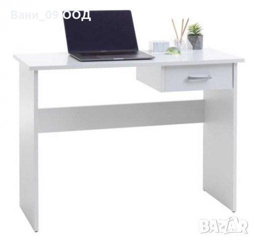 Стилно бюро с практичен дизайн в бял цвят