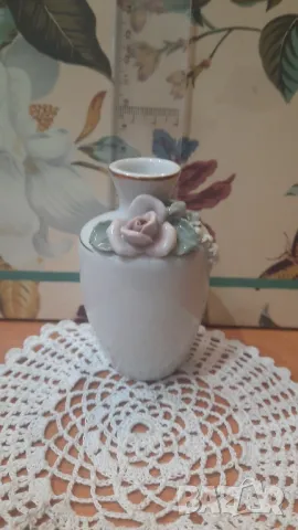 Рядка антична ваза от фин порцелан с флорален ръчно изработен декор 