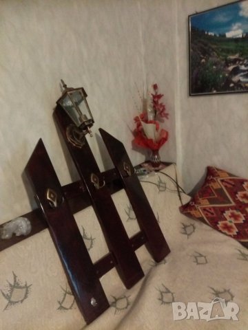 дървена закачалка с ретро фенер