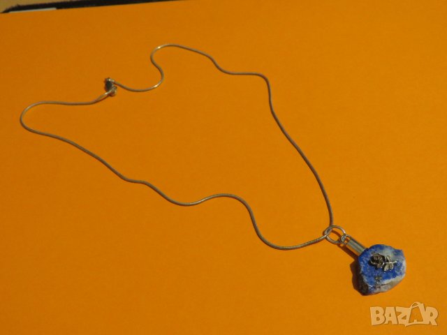 Малка красива  сребърна роза инкрустирана върху лазурит и сребърно синджирче сребро, снимка 3 - Колиета, медальони, синджири - 37158622