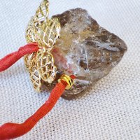 Коприна, злато и естествен кристал, снимка 13 - Колиета, медальони, синджири - 40150943